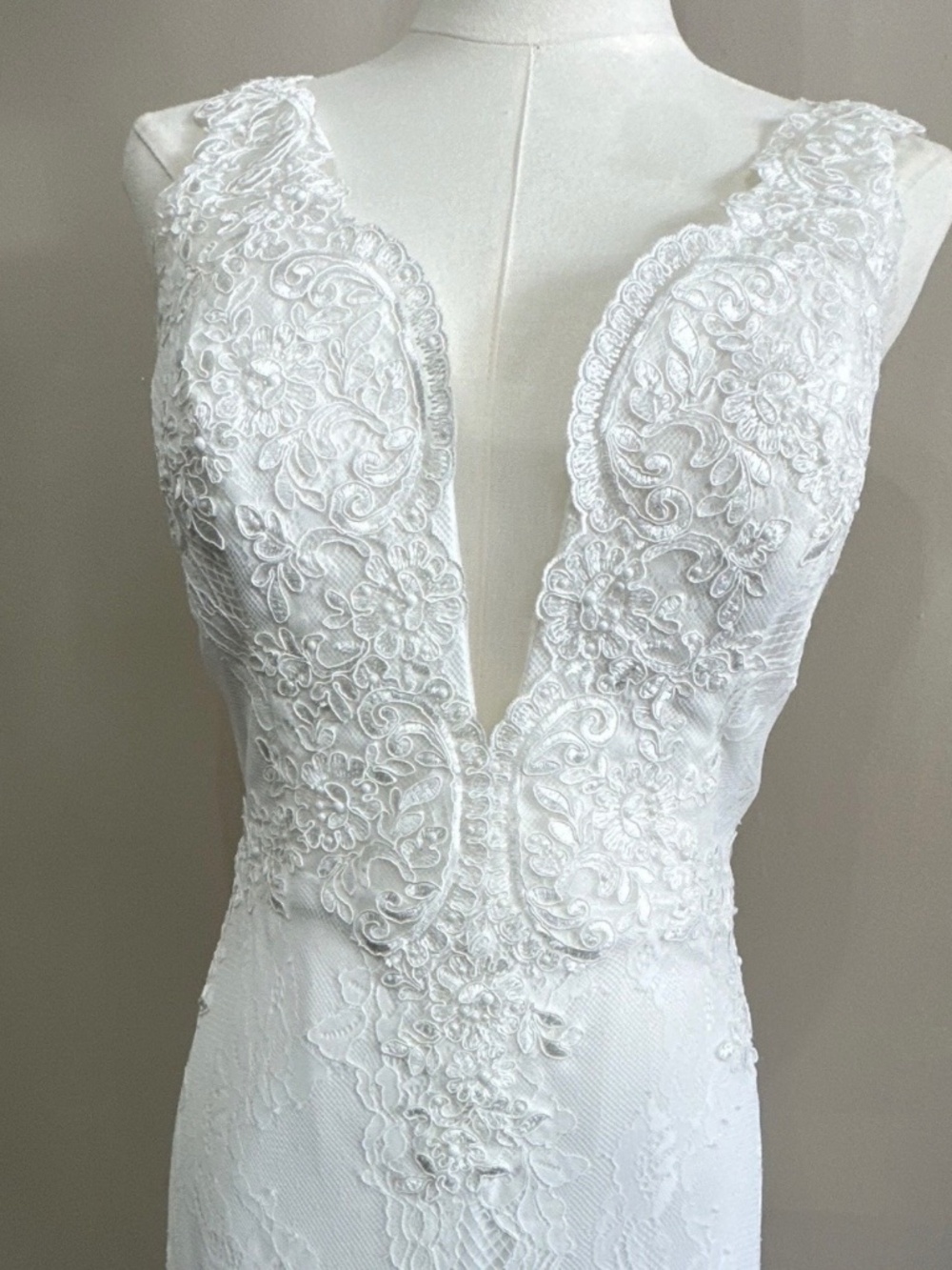 White Lace Column/Sheath Wedding Dress Plunging Neck Sleeveless Size 12